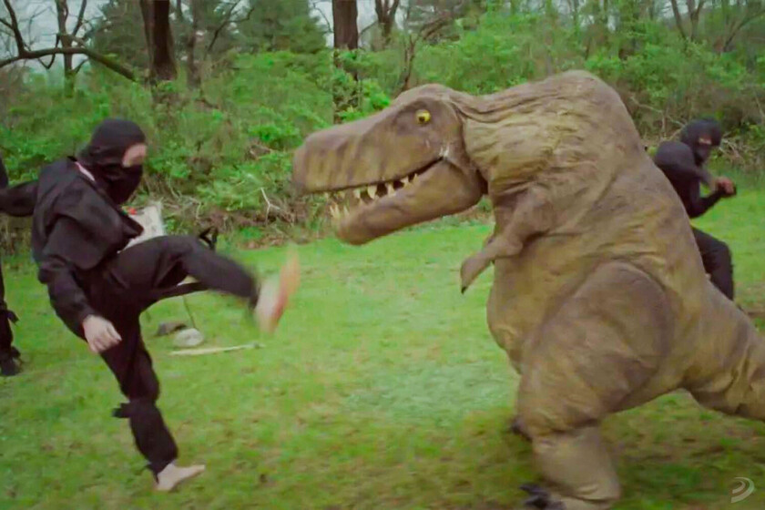 Son dos películas terribles tan malas como parecen, con curas, ninjas y dinosaurios, pero yo no puedo dejar de reime con la saga The Velocipastor