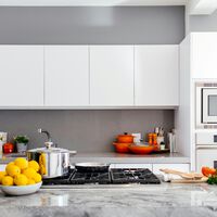 Mucha gente llama "Silestone" a todo y puede ser la diferencia entre que quemes tu encimera nueva con una sartén o no 