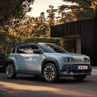 Ya puedes comprar el mítico '4 latas' eléctrico en España: el Renault 4 E-Tech es un SUV que cuesta casi lo mismo que el R5 eléctrico
