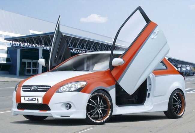 Kia pro_cee’d con puertas tipo Lamborghini