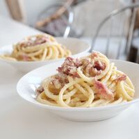 Los italianos están hartos de que los turistas arruinen la pasta: así protestaron en Roma