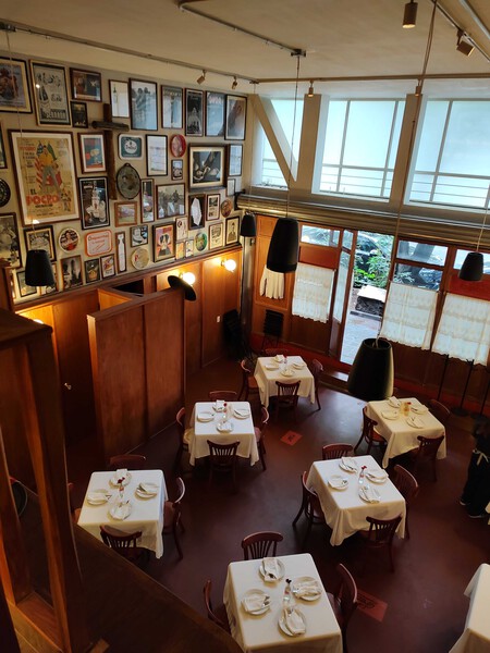 De recetas reinventadas a la pista de baile: esta nueva cantina de la Juárez convierte la sobremesa en un bar secreto que abre por las noches