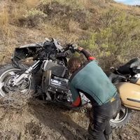 Cómo prejubilar una Honda Gold Wing de 400 kilos por todo lo alto: haciendo enduro y desguazándola por un barranco
