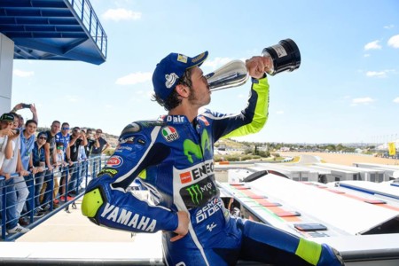 El implacable Valentino, la nueva MT-07 Tracer y las pruebas de Triumph clásicas