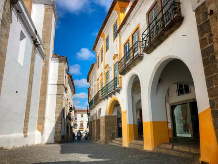 Soportales En El Centro De Evora