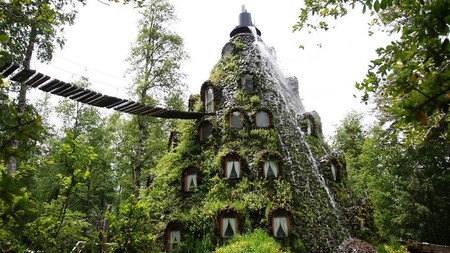 Para entrar en este hotel chileno tienes que tomar una canoa a través de un puente de cuerda