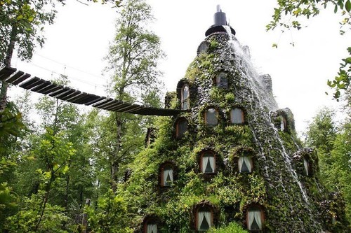 Para entrar en este hotel chileno tienes que tomar una canoa a través de un puente de cuerda