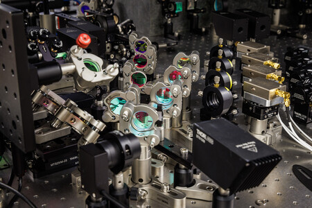 Detalhe do equipamento de escrita durante a codificação de dados de pulso laser multifeixe de alta velocidade