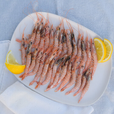 Cómo hacer gambas a la sal, el aperitivo más irresistible del verano que resuelves en 10 minutos 