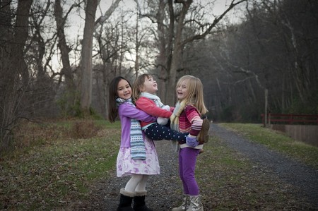 tres hermanas jugando en el bosque
