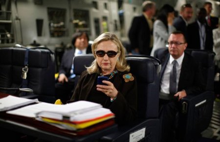 El poder de las redes sociales y los memes: los casos de "Ridiculously Photogenic Guy" y "Texts from Hillary"