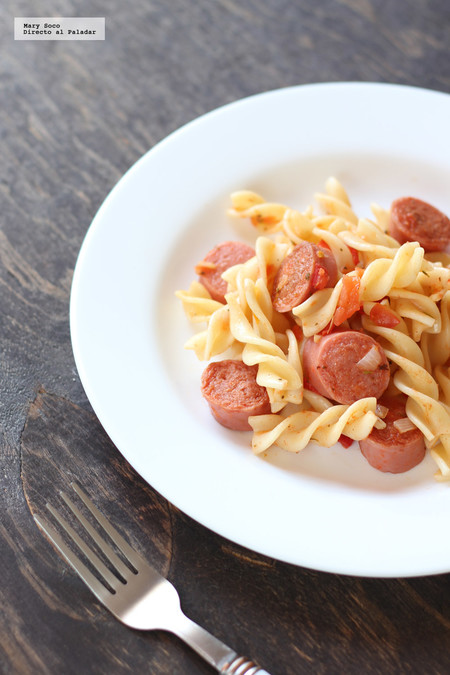 Pasta fusilli con salchicha guisada. Receta