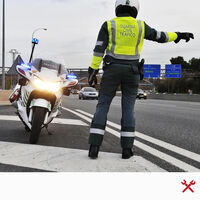 Este verano, la Guardia Civil ya multa con 200 euros llevar el bolso o el móvil sueltos en el asiento del coche