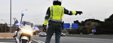Este verano, la Guardia Civil ya multa con 200 euros llevar el bolso o el móvil sueltos en el asiento del coche