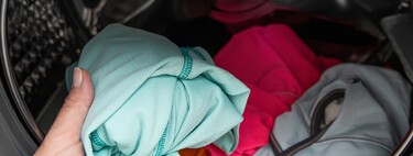 O erro comum na limpeza que deixa roupas de ginástica sujas após a lavagem: por que o amaciante é o vilão invisível que acumula suor e odores  