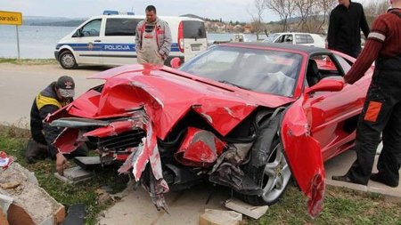 Dolorpasión™: Un Ferrari F355 GTS empotrado en Croacia