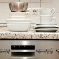 Tu lavavajillas tiene más botones y programas que una nave espacial. Para qué sirve cada uno y cuál conviene usar en cada caso  