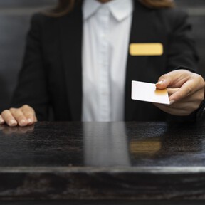 Aunque los hoteles llevan años pidiendo y fotocopiando nuestro DNI, ni pueden ni deben