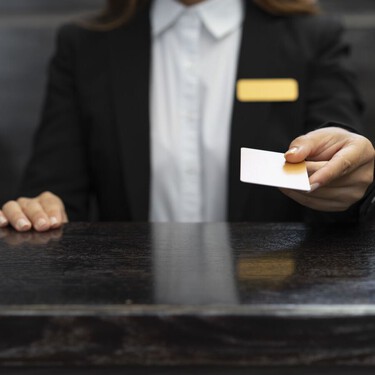 Aunque los hoteles llevan años pidiendo y fotocopiando nuestro DNI, ni pueden ni deben