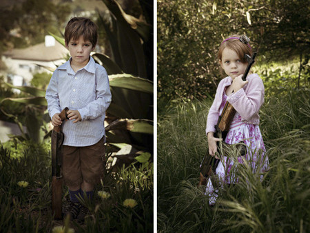 "Farewell to arms": fotografías de niños armados por una buena causa