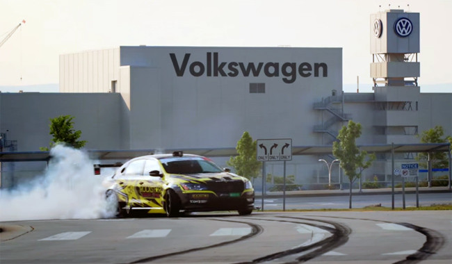 Tanner Foust demuestra cómo derrapa su Volkswagen Passat de Formula Drift