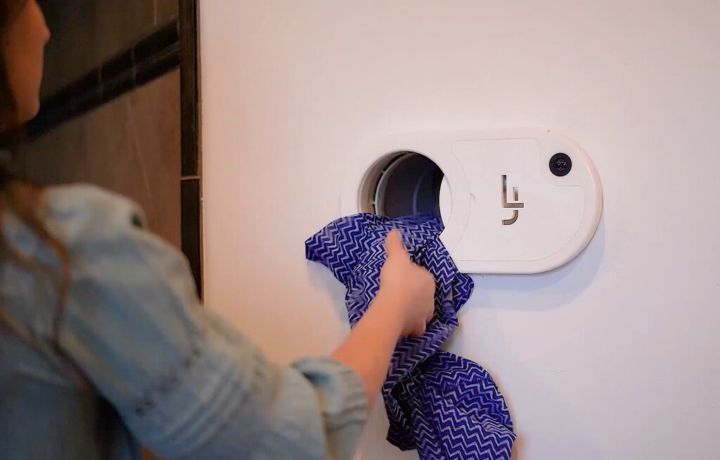 Llevar la ropa sucia hasta la lavadora es cosa del pasado: este sistema la succiona y transporta hasta la cocina