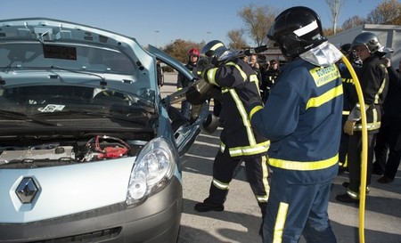 Renault participa en la formación de bomberos sobre intervención en vehículos eléctricos