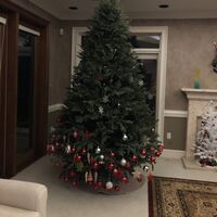 La tierna y divertida foto viral de un árbol de Navidad decorado por una niña pequeña
