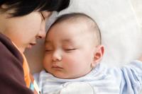En los países donde los bebés siempre han dormido con sus padres apenas saben qué es la muerte súbita