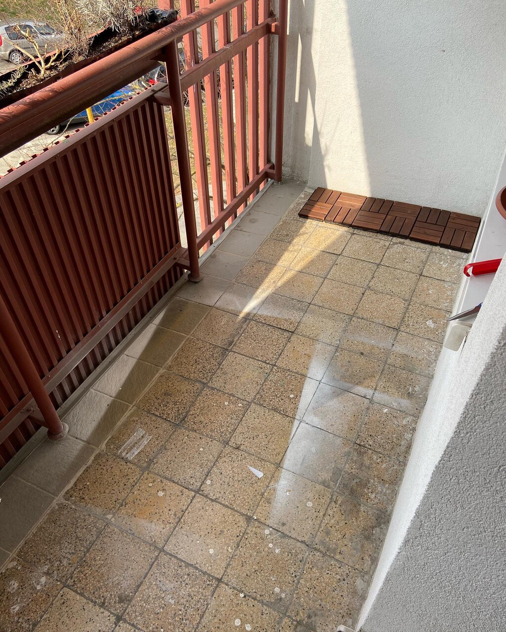 Sensacional reforma de un balcón pequeño y estrecho con suelo autoinstalable y muebles restaurados en plan DIY