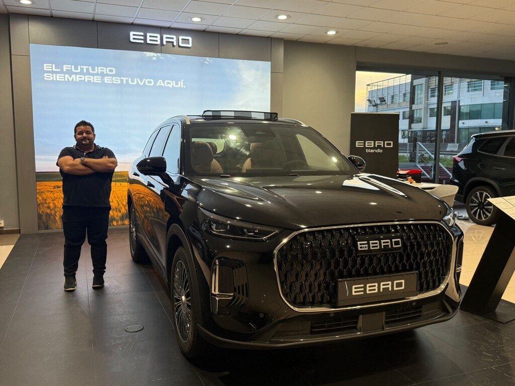 Andrés Bécares, responsable de un concesionario Ebro: "La gente ya no se hipoteca por un BMW, prefiere una compra más racional"