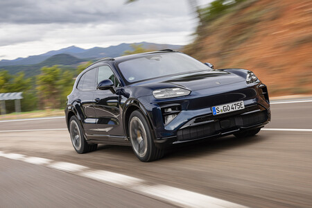 Porsche Cayenne Electric Azul En Curva