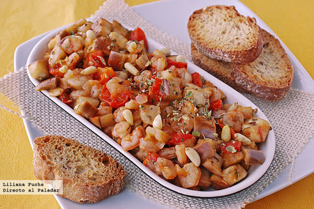 Berenjena con salsa de tomate y gambas. Receta de aperitivo