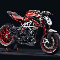 MV Agusta ha vuelto a dejar a Lewis Hamilton diseñar una moto: la Brutale 800 RR LH44 de 24.144 euros
