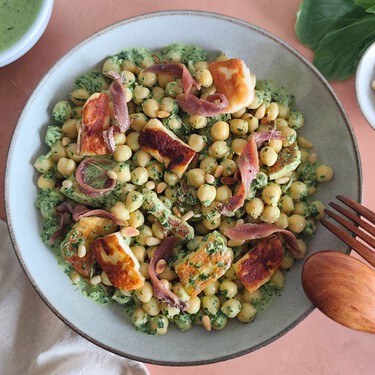 Garbanzos, halloumi, anchoas y piñones: suena raro, pero con el aliño diosa verde esta ensalada es la bomba 