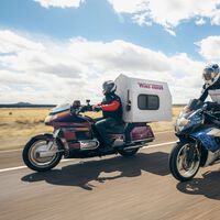 La fiebre camper no se detiene: ya hay motos que llevan la cama a cuestas, como si fueran mini-caravanas