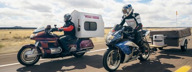La fiebre camper no se detiene: ya hay motos que llevan la cama a cuestas, como si fueran mini-caravanas