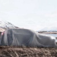 Bajo esta sábana se encuentra el Volvo V90 Cross Country que conoceremos en París