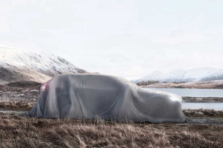 Bajo esta sábana se encuentra el Volvo V90 Cross Country que conoceremos en París