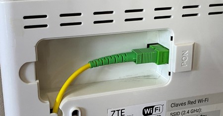 Cómo dejar al vecindario sin internet con un puntero láser enfocado al  conector de fibra del router