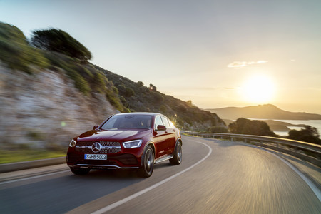 Así es el renovado Mercedes-Benz GLC Coupé 2019: misma esencia pero mild-hybrid y con interior digital