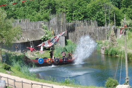 Los vikingos emergiendo del rio