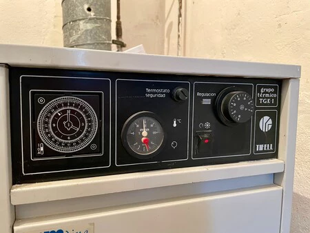 電源ボタンと温度セレクターを備えたボイラー。スマート プラグを配置するのに最適な候補です。