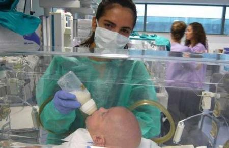 Extirpan un tumor gigante a un bebé antes de nacer