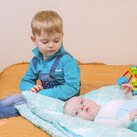 El rey de la casa se siente desplazado: cómo afecta a los niños 'el síndrome del príncipe destronado' ante la llegada del bebé