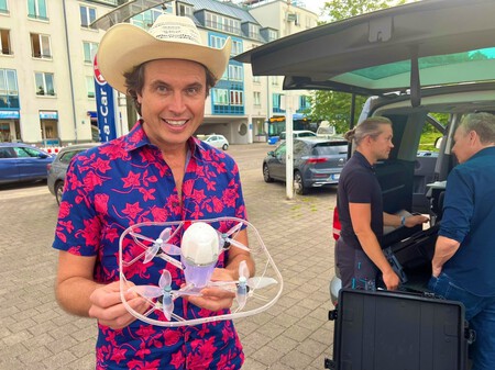 Kimbal Musk con un dron de Nova Sky Stories