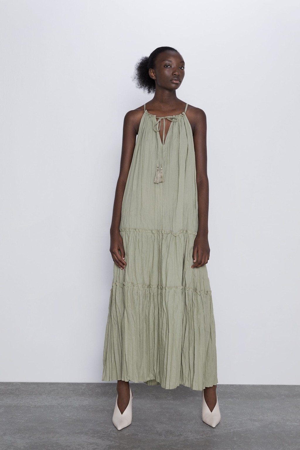 Siete vestidos arrugados de la nueva colección de Zara para meter en la