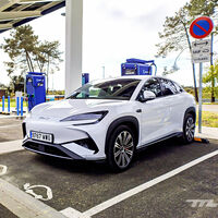 Europa quiere imponer el coche eléctrico en 2035, pero pasa de instalar puntos de recarga y tienen que hacerlo los supermercados: sólo Lidl tiene más cargadores que 16 países de la Unión Europea