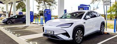 Europa quiere imponer el coche eléctrico en 2035, pero pasa de instalar puntos de recarga y tienen que hacerlo los supermercados: sólo Lidl tiene más cargadores que 16 países de la Unión Europea