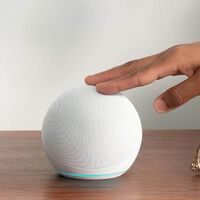 El pack barato que para iniciarse en la domótica: el Echo Dot superventas con bombilla inteligente por menos de 50 euros